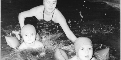 Berlin, Mutter mit Kindern beim Schwimmunterricht (Wikimedia)